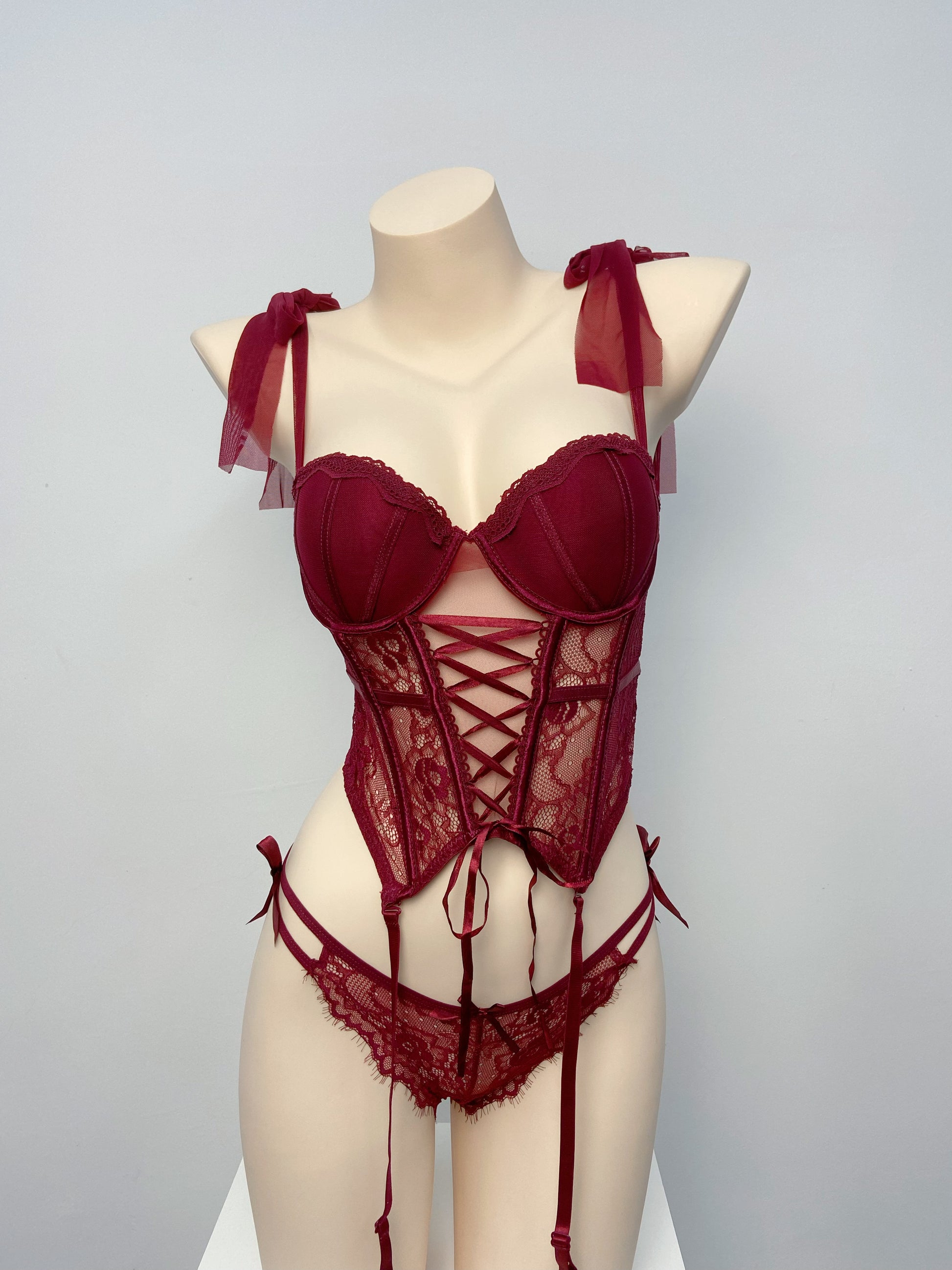 Wonder 18 Gwyne Red Corset Set